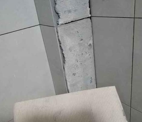 双柏瓷砖空鼓维修公司分享下厨房瓷砖脱落的补救措施。